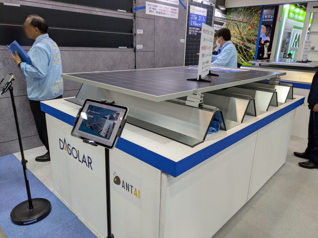 ▲角ハゼ折板屋根に設置した様子