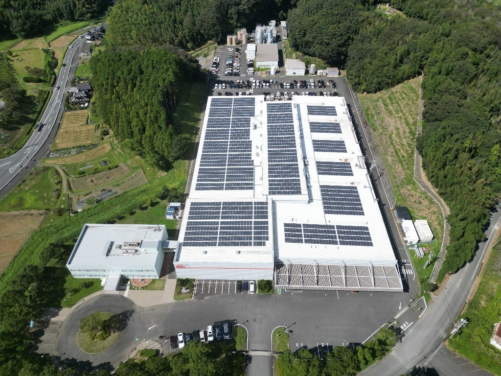 超軽量太陽光発電パネルを導入したカンロひかり工場（山口県）